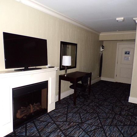 Niagara Crossing Hotel And Spa Люистън Екстериор снимка