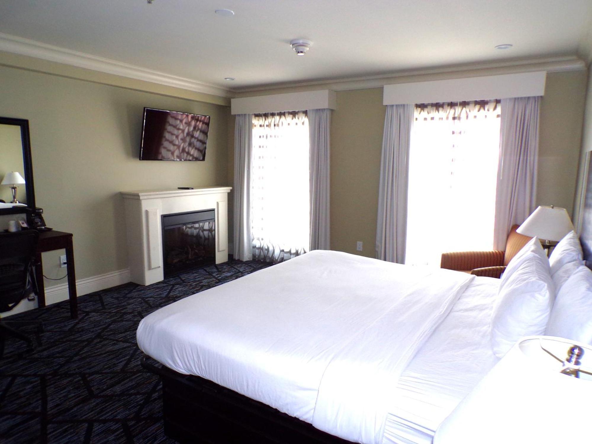 Niagara Crossing Hotel And Spa Люистън Екстериор снимка