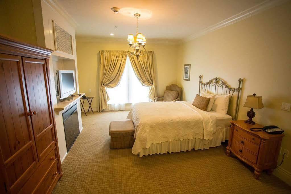 Niagara Crossing Hotel And Spa Люистън Екстериор снимка