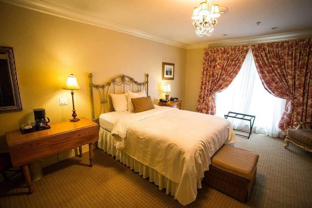 Niagara Crossing Hotel And Spa Люистън Екстериор снимка
