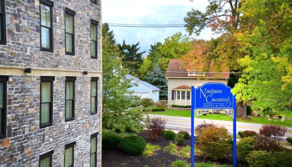 Niagara Crossing Hotel And Spa Люистън Екстериор снимка